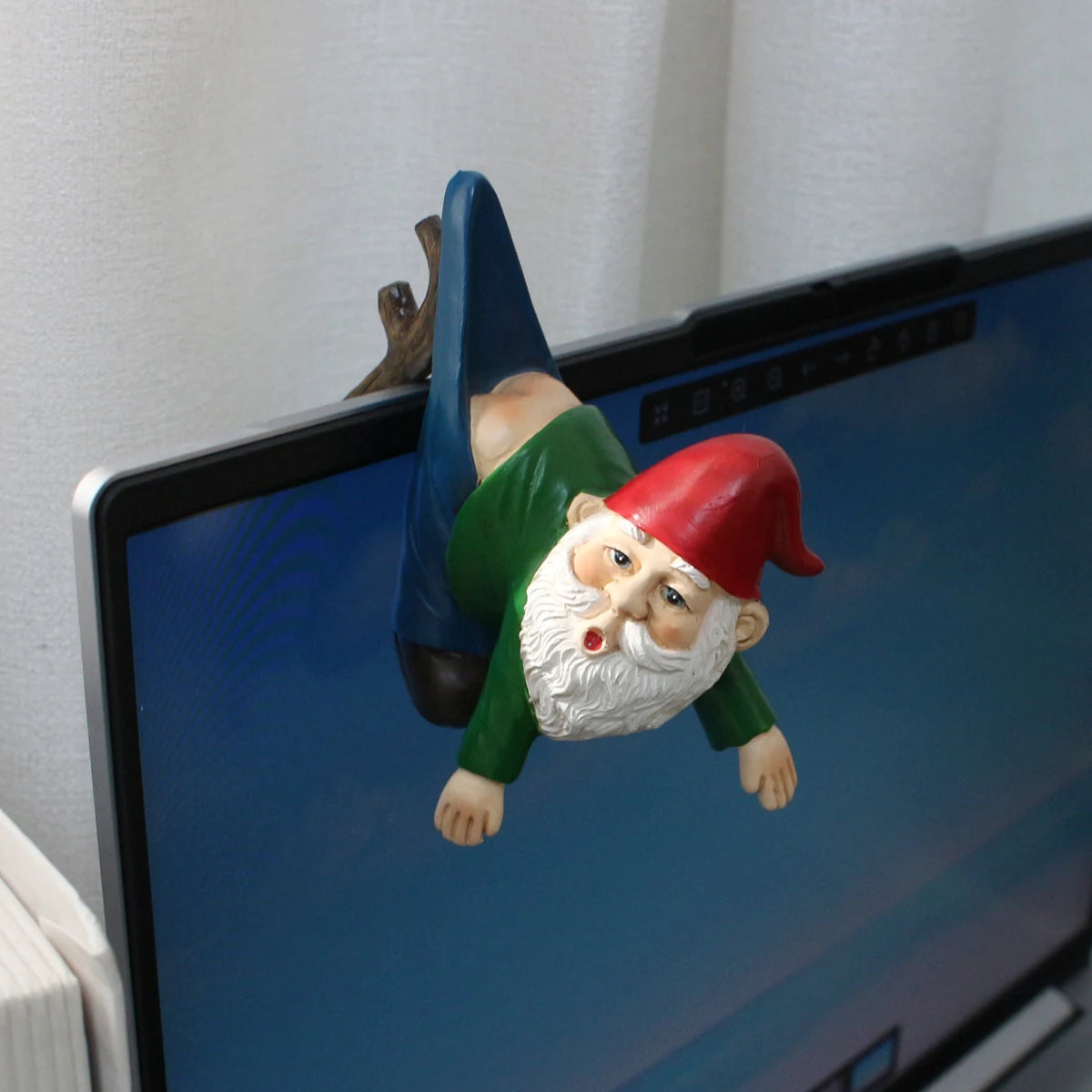 Gnomo travieso colgante para macetas – ¡El rey del jardín friki! 🧙‍♂️